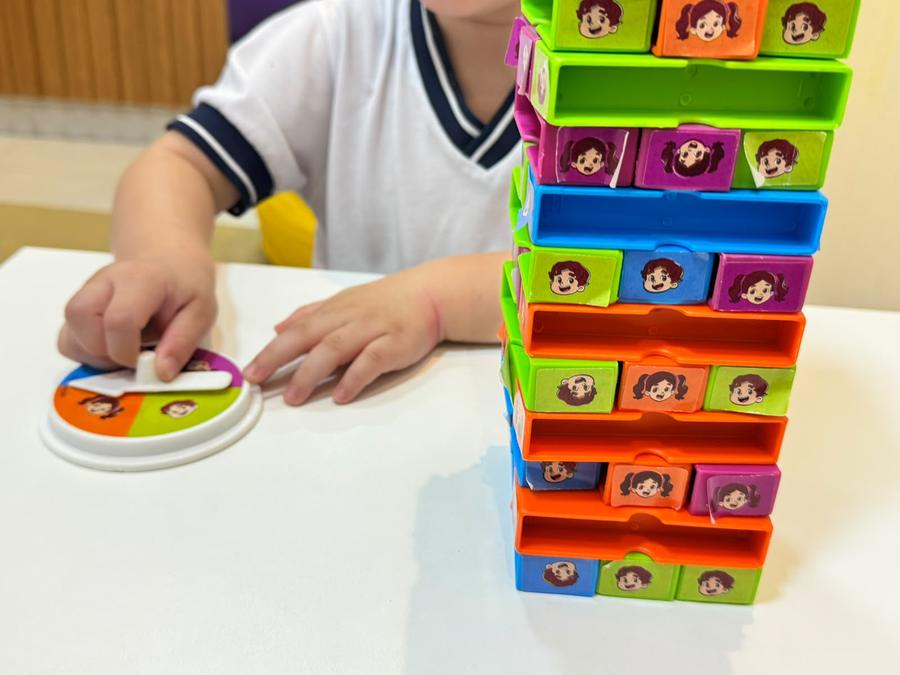 Jogo de torre colorida usado para estimular coordenação e paciência